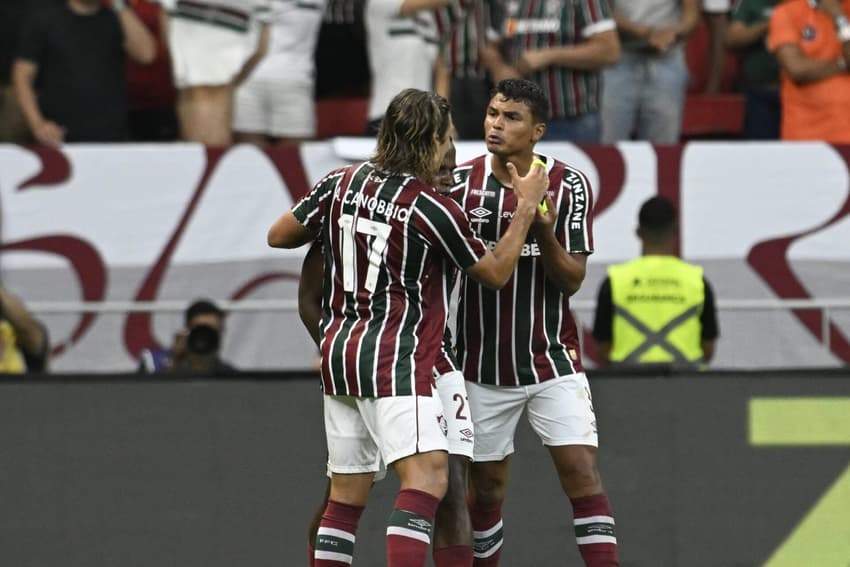 Thiago Silva comemora seu gol marcado no clássico entre Fluminense e Vasco ao lado de Canobbio