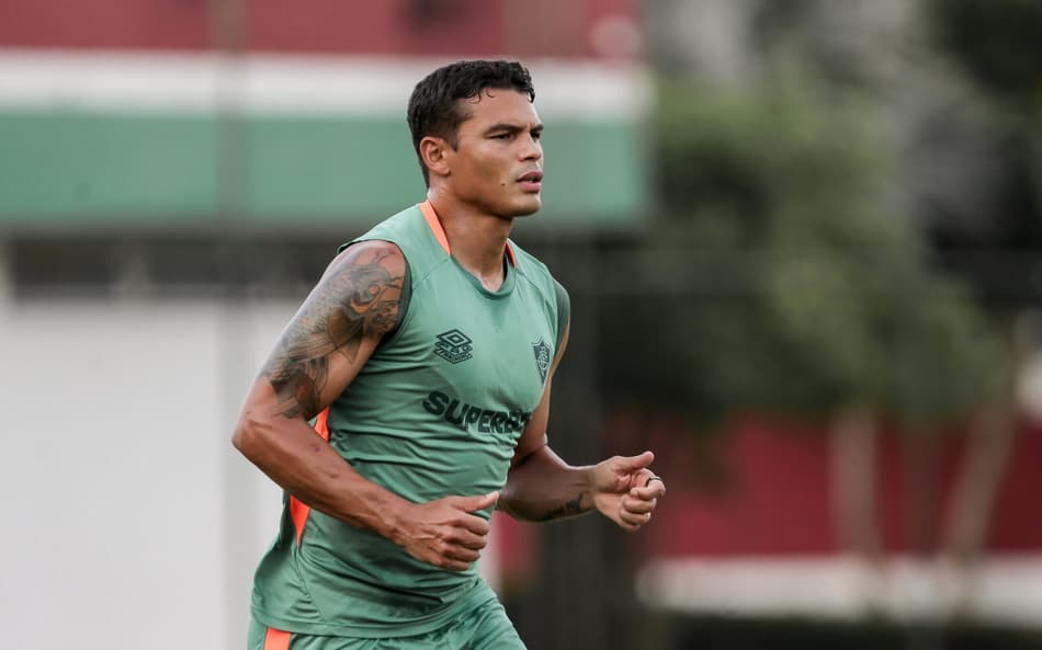 Thiago Silva completa 15 dias sem jogos, mas Fluminense ganha tempo para defensor