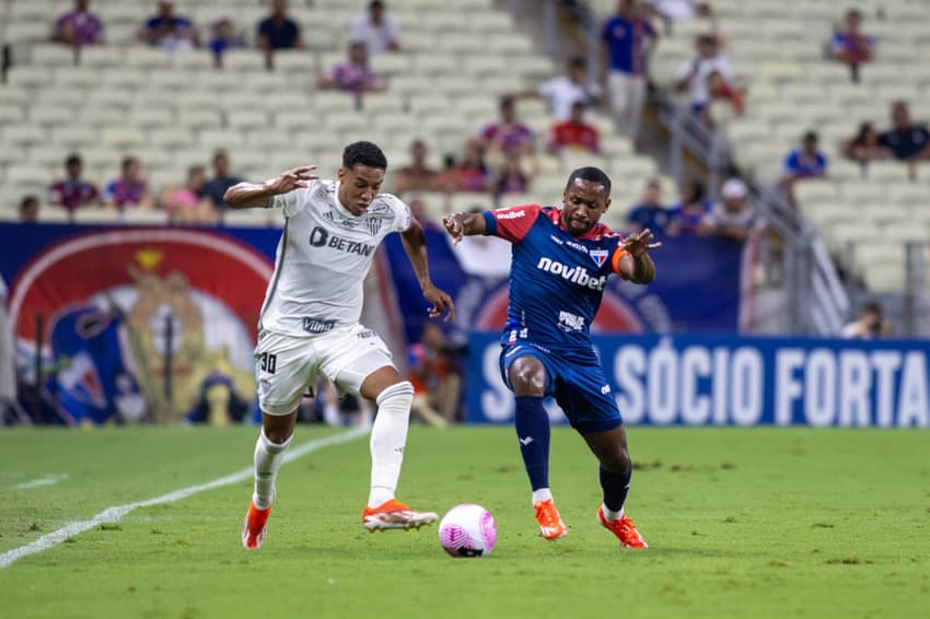 Tinga e Palacios disputam bola no Castelão durante jogo entre Fortaleza e Atlético-MG