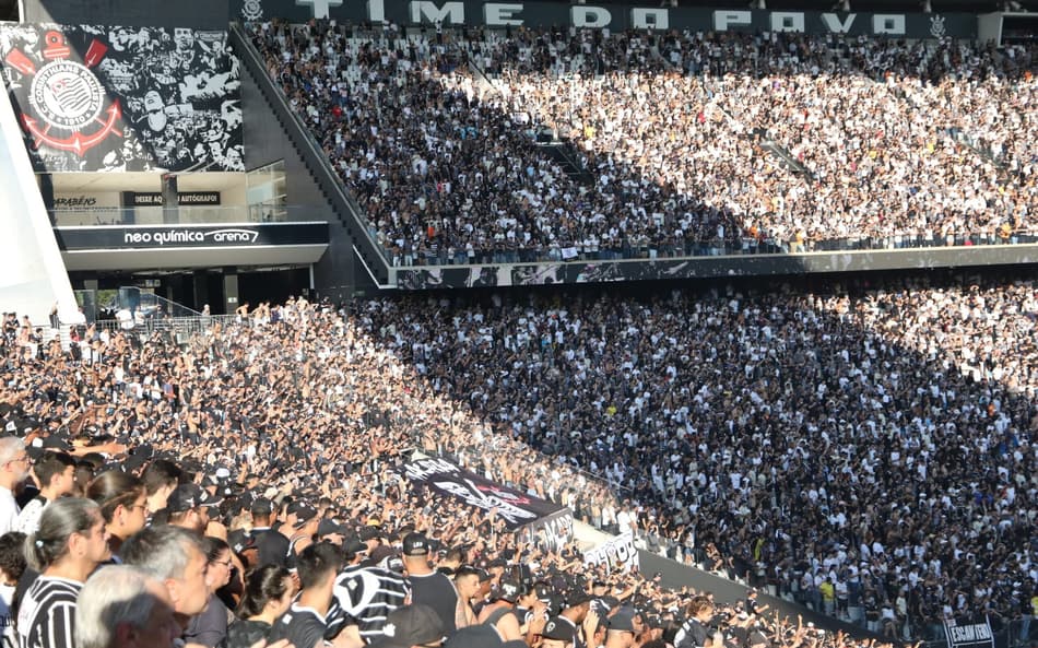 Torcida organizada manda recado após Ronaldo falar em comprar o Corinthians