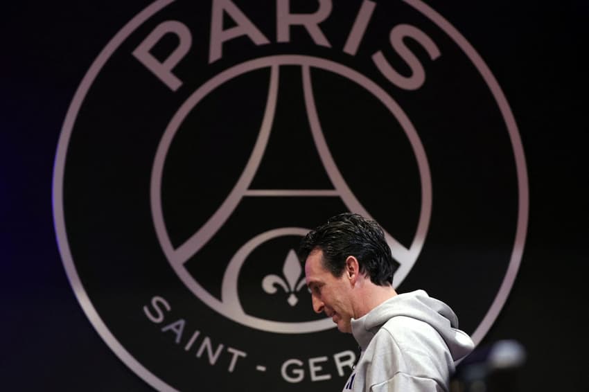 Unai Emery com o escudo do PSG ao fundo na véspera do jogo de Champions League