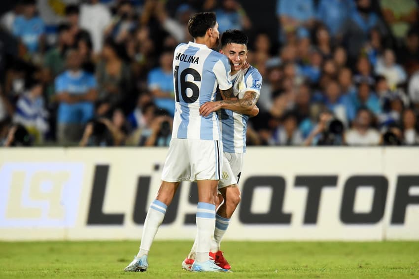 Thiago Almada comemora o gol com Nahuel Molina em Uruguai x Argentina. (foto: DANTE FERNANDEZ / AFP)