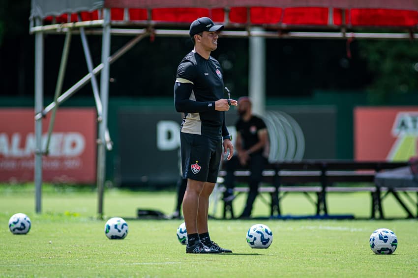 Thiago Carpini comanda treino do Vitória antes de embarcar para Caxias do Sul Foto: Victor Ferreira / EC Vitória