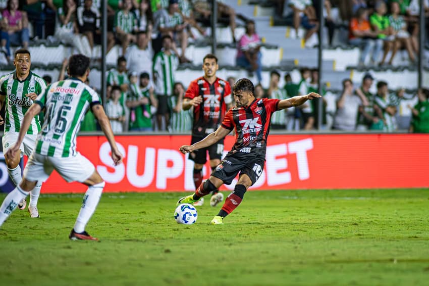 Ronald lança bola em Vitória x Juventude Foto: Victor Ferreira / EC Vitória