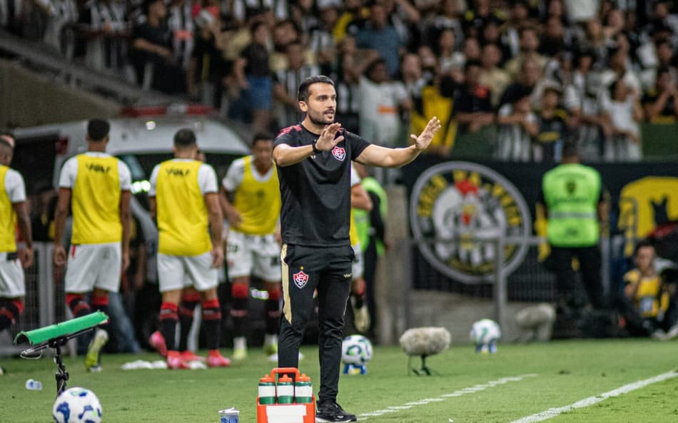 Auxiliar do Vitória elogia entrega do time e se inspira na retomada de 2024