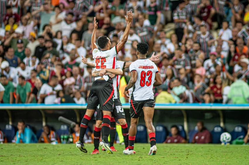 Lucas Braga comemora gol do Vitória com companheiros de time Foto: Victor Ferreira / EC Vitória