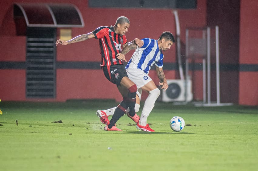 Janderson disputa bola no Barradão Foto: Victor Ferreira / EC Vitória