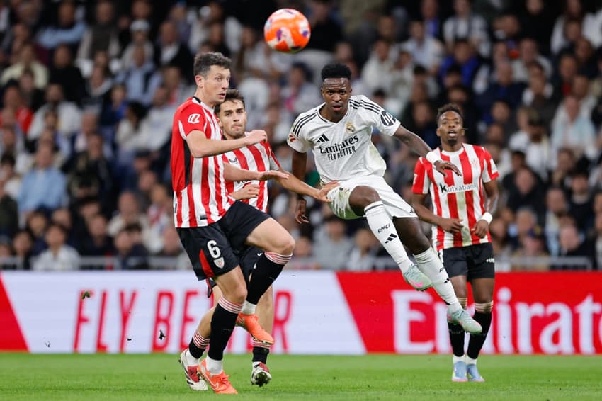 Vini Jr disputa bola com adversários em Real Madrid x Athletic Bilbao, pela La Liga