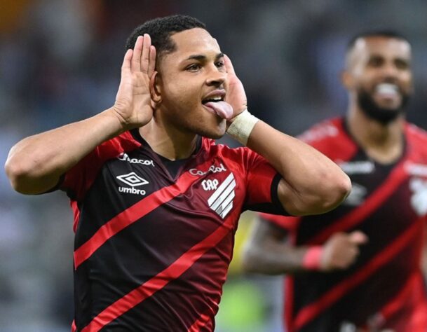 7º lugar: Vitor Roque (atacante) - Vendido pelo Athletico-PR para o Barcelona (ESP) em 2023 - Valor: 35 milhões de euros. O jogador defenderá o clube espanhol a partir de janeiro de 2024 7º lugar: Vitor Roque (atacante) - Vendido pelo Athletico-PR para o Barcelona (ESP) em 2023 - Valor: 35 milhões de euros. O jogador defenderá o clube espanhol a partir de janeiro de 2024