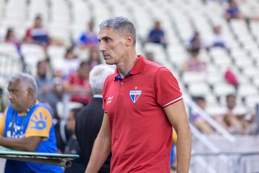 Juan Pablo Vojvoda é o técnico do Fortaleza (Foto: Lucas Emanuel/AGIF)