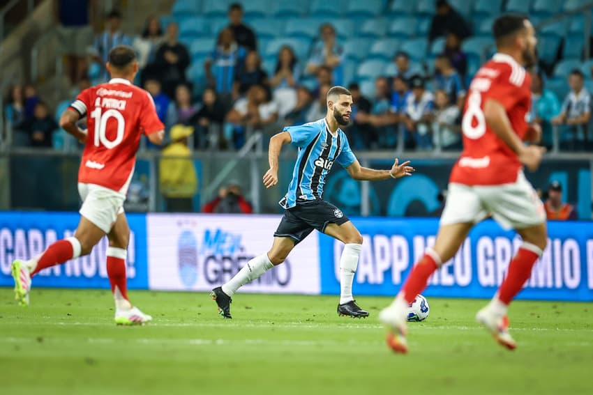 Wagner Leonardo com a bola no Gre-Nal 447. (Foto: Lucas Uebel/Grêmio FBPA)