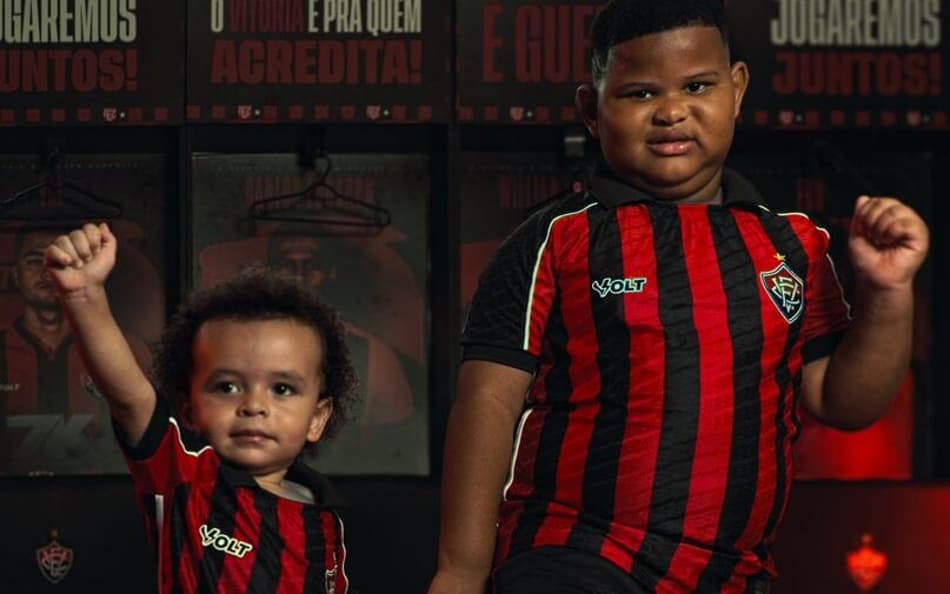 Filho de destaque do Vitória vira modelo em anúncio do novo uniforme; fotos