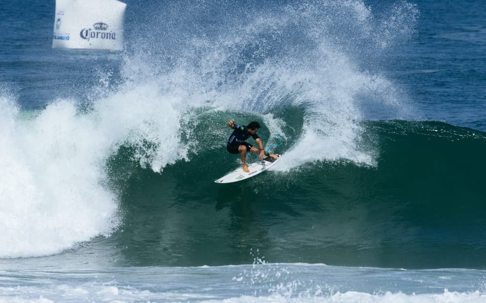 Yago Dora e Ítalo Ferreira brilham e farão final brasileira na WSL, em Saquarema