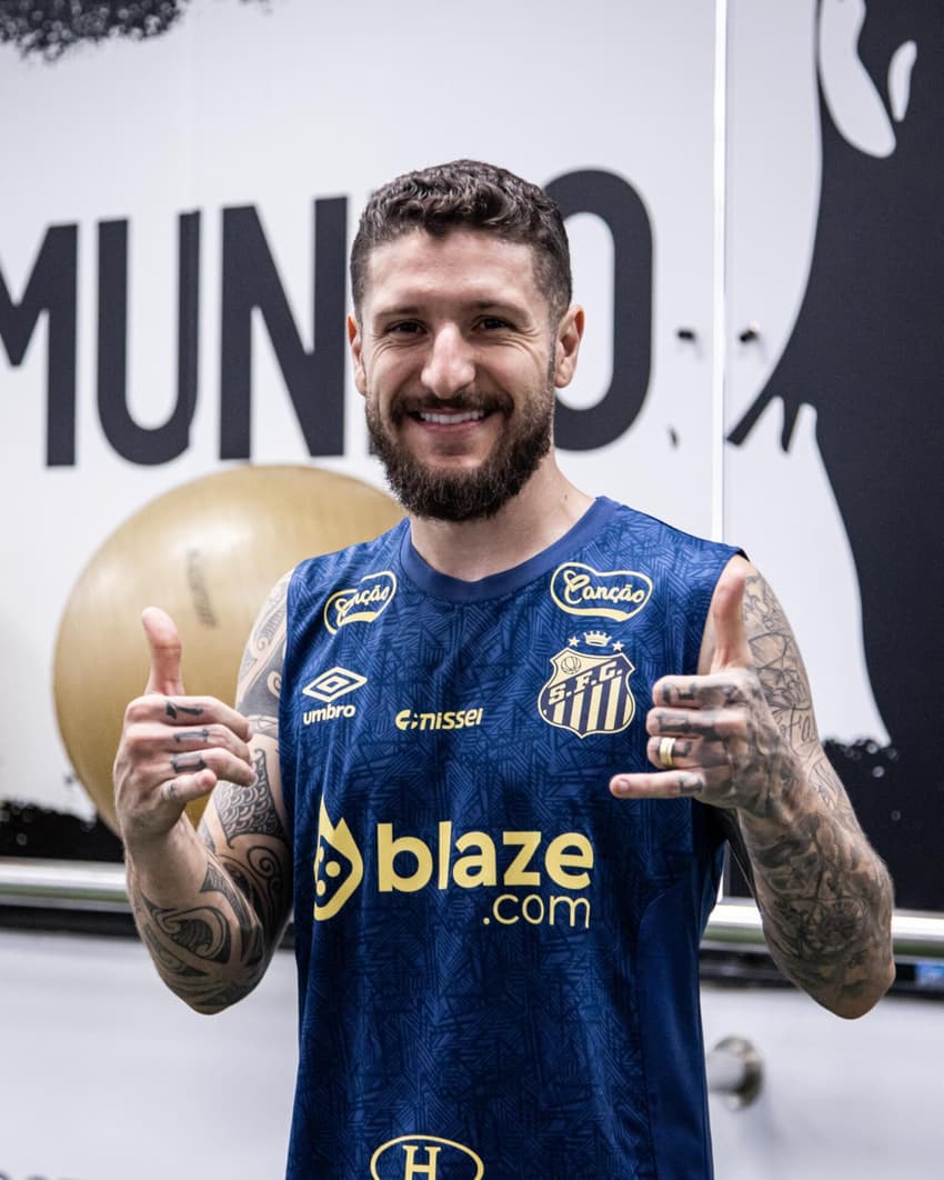 Ex-Palmeiras, o atleta de 31 anos chega ao Peixe de forma definitiva e assinou contrato válido até 31 de dezembro de 2027. (Foto: Raul Baretta/Santos FC)