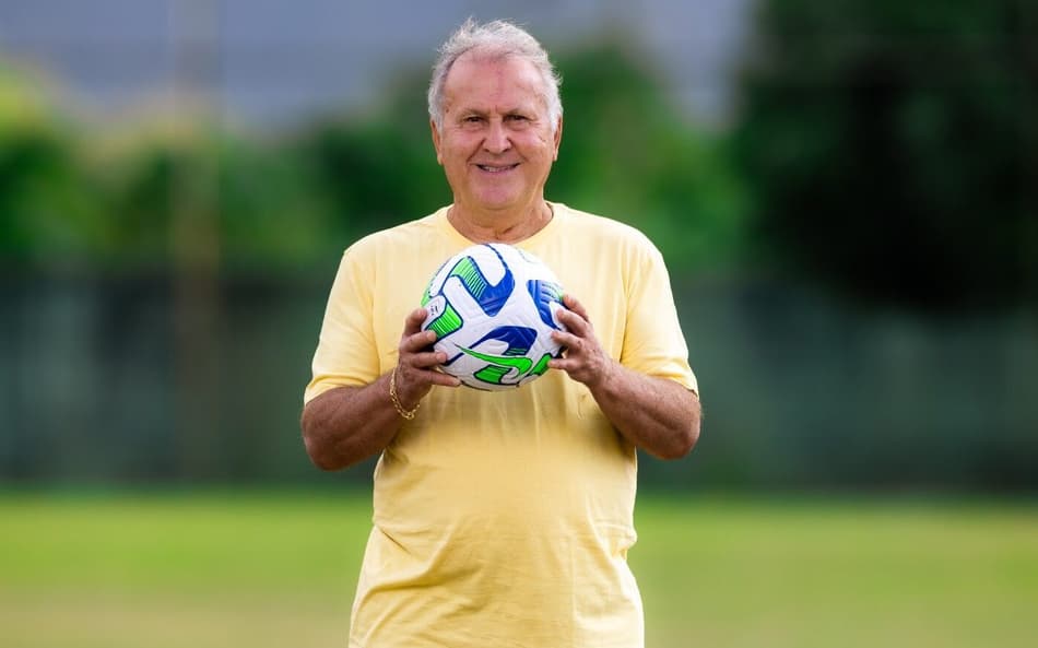 Zico vai analisar gols de falta de torcedores em ação com patrocinador