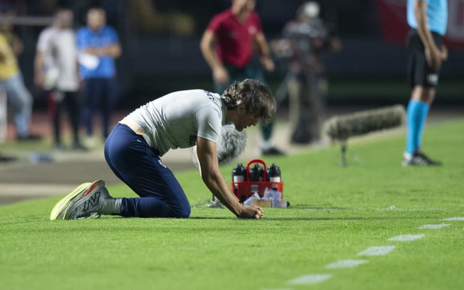 Entenda como Zubeldía ganhou o elenco do São Paulo fazendo o oposto de Carpini