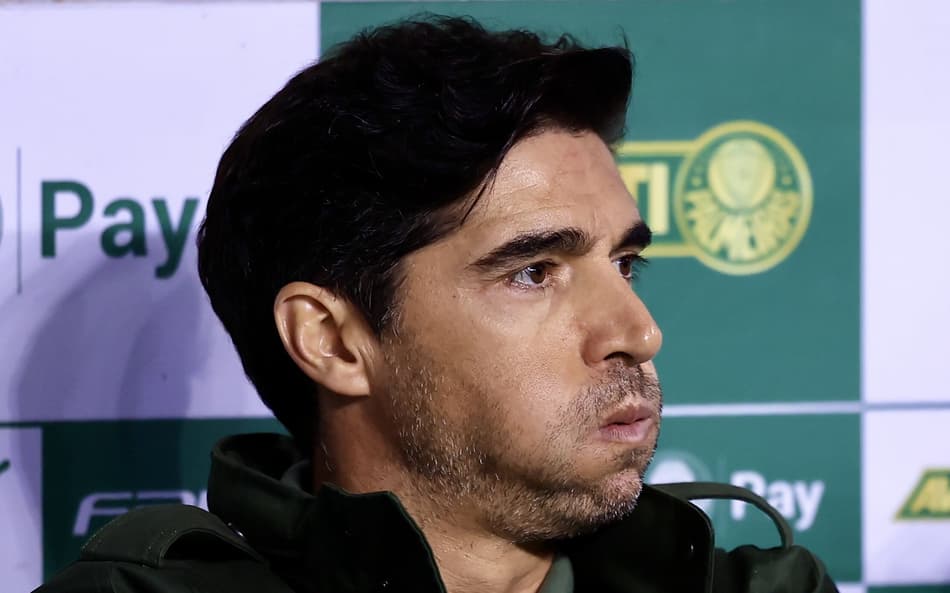 Ex-jogador defende Abel Ferreira após embate com jornalista