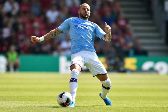 ESQUENTOU - Campeão da Champions League com o Manchester City, o lateral-direito Kyle Walker negocia sua saída da Inglaterra rumo ao Bayern de Munique. As informações são do site 'The Athletic'. O jogador tem vínculo com o City até 2024 e o clube não enfrentaria resistência em liberá-lo agora, já que dentro de seis meses Walker pode assinar um pré-contrato com qualquer equipe e deixar o clube inglês de graça. ESQUENTOU - Campeão da Champions League com o Manchester City, o lateral-direito Kyle Walker negocia sua saída da Inglaterra rumo ao Bayern de Munique. As informações são do site 'The Athletic'. O jogador tem vínculo com o City até 2024 e o clube não enfrentaria resistência em liberá-lo agora, já que dentro de seis meses Walker pode assinar um pré-contrato com qualquer equipe e deixar o clube inglês de graça.