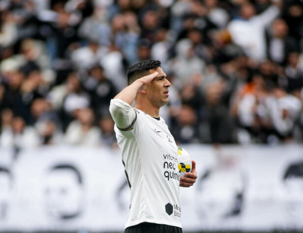 ESQUENTOU - Fabián Balbuena, zagueiro do Corinthians, emprestado pelo Dínamo de Moscou (Rússia), busca uma rescisão de contrato com o clube europeu para seguir no Brasil. O jogador está afastado do Corinthians pelo técnico Vanderlei Luxemburgo, mas já foi oferecido a Vasco e Fluminense pensando em uma sequência de carreira. O vínculo do jogador com os russos tem duração até 2025. ESQUENTOU - Fabián Balbuena, zagueiro do Corinthians, emprestado pelo Dínamo de Moscou (Rússia), busca uma rescisão de contrato com o clube europeu para seguir no Brasil. O jogador está afastado do Corinthians pelo técnico Vanderlei Luxemburgo, mas já foi oferecido a Vasco e Fluminense pensando em uma sequência de carreira. O vínculo do jogador com os russos tem duração até 2025.