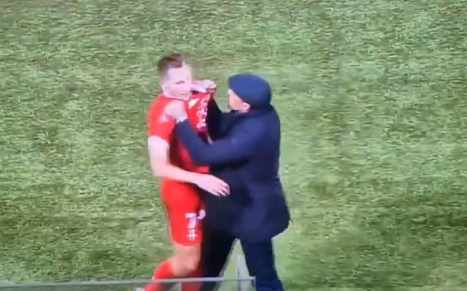 Treinador agride jogador após expulsão na Série C da Itália; assista