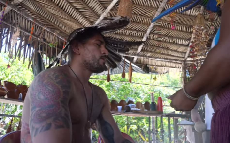 Alex Poatan faz ritual em aldeia indígena para ‘recarregar’ espírito guerreiro