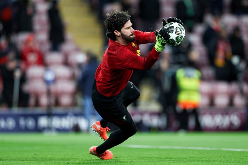 Alisson no aquecimento para o jogo do Liverpool contra o PSG pela volta das oitavas da Champions