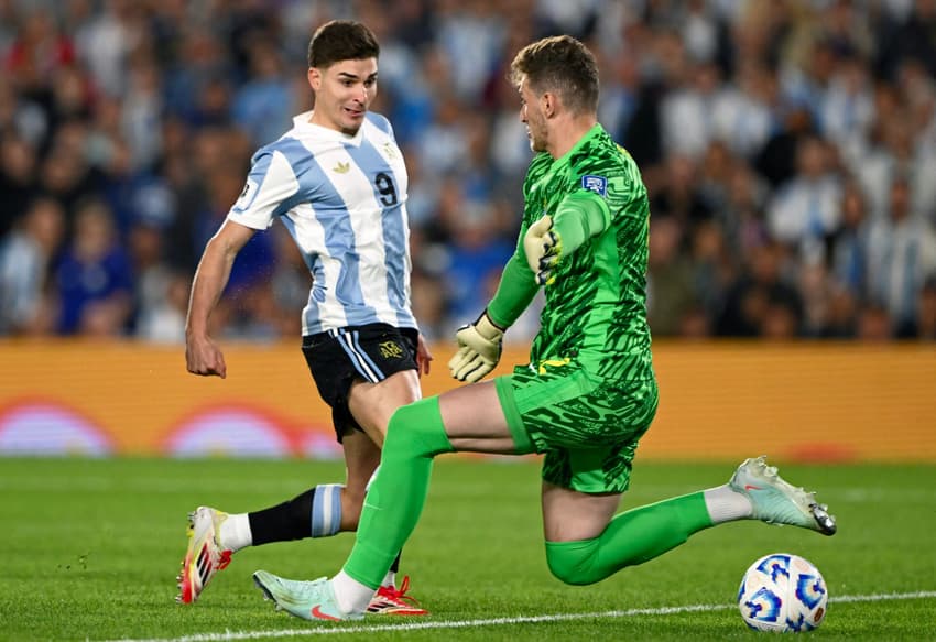 Julián Alvarez toca para marcar o primeiro gol da Argentina contra o Brasil no Monumental pelas Eliminatórias da Copa