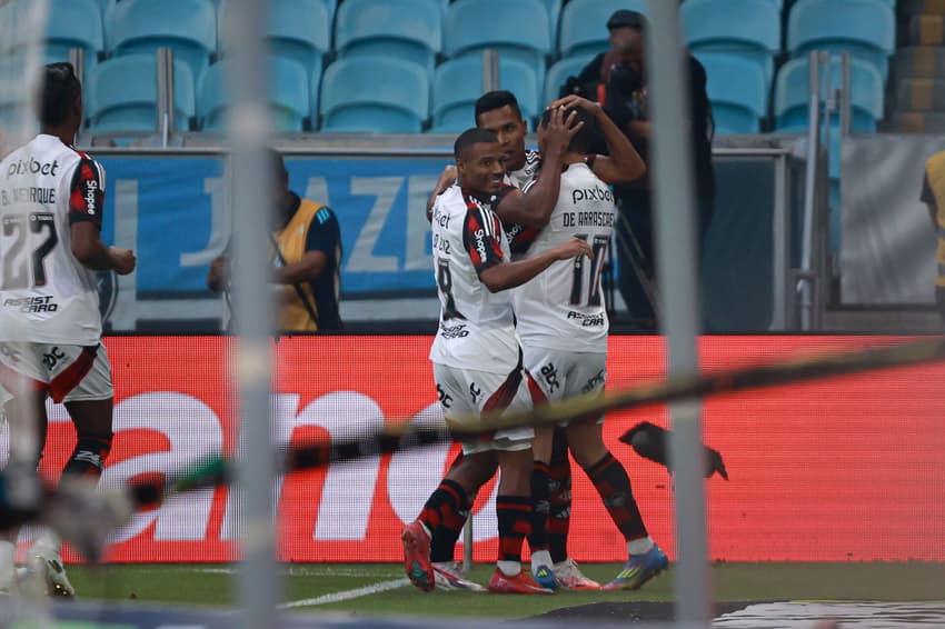 Arrascaeta comemora gol contra o Grêmio