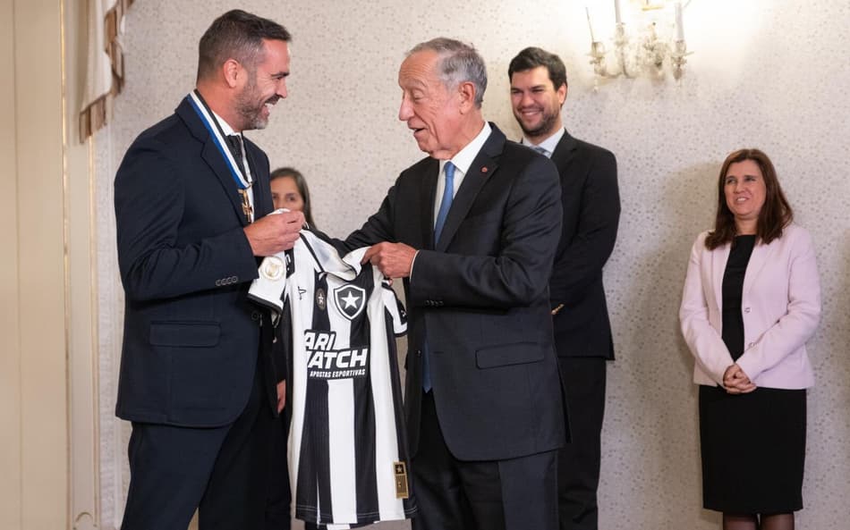 Artur Jorge é homenageado e entrega camisa do Botafogo ao presidente de Portugal