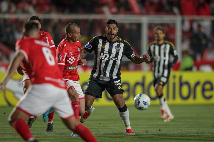 Hulk em ação na partida do Atlético-MG contra o Cenciano pela Libertadores