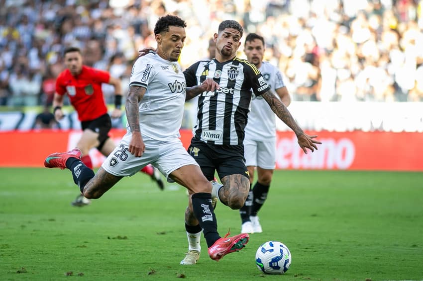 Gregore em ação no jogo do Botafogo contra o Atlético-MG pelo Campeonato Brasileiro