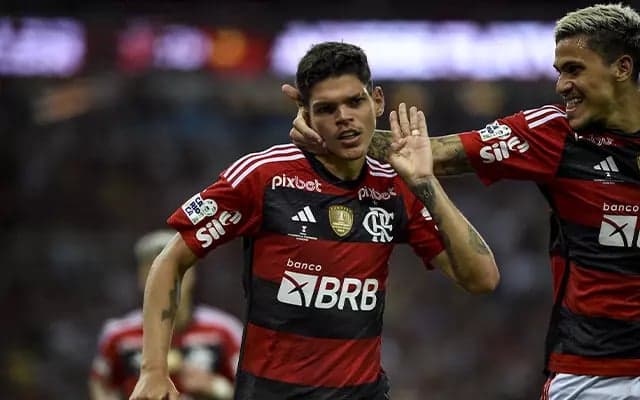 Ayrton Lucas começa como titular do Flamengo diante do Vasco