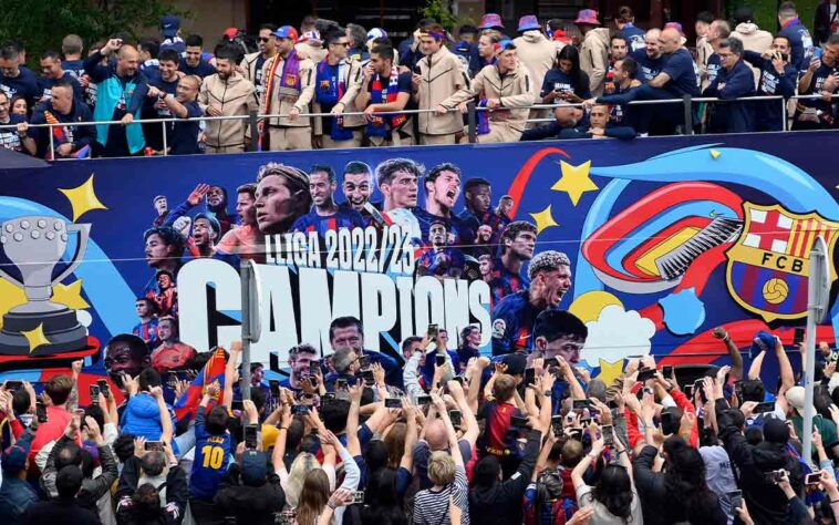 O Barcelona conquistou a La Liga 2022/23, no último domingo, chegando a 27 títulos do principal campeonato nacional da Espanha. Para comemorar, o clube catalão desfilou nas ruas de Barcelona e fez a festa junto aos torcedores. Veja imagens a seguir: O Barcelona conquistou a La Liga 2022/23, no último domingo, chegando a 27 títulos do principal campeonato nacional da Espanha. Para comemorar, o clube catalão desfilou nas ruas de Barcelona e fez a festa junto aos torcedores. Veja imagens a seguir: