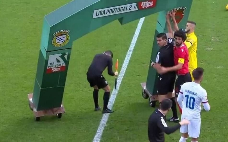 Bandeirinha é atingido por painel publicitário e hospitalizado em Portugal; vídeo