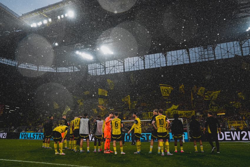 Jogadores do Borussia Dortmund, rival do Fluminense no Mundial, comemoram com a torcida