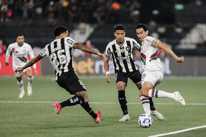 Ganso não teve muito espaço para jogar em Botafogo x Fluminense
