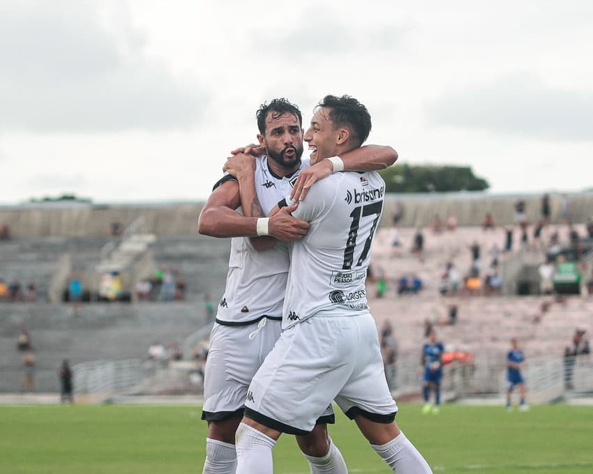 Henrique Dourado (à esquerda) comemora gol do Botafogo-PB (Foto: João Neto/Botafogo-PB)