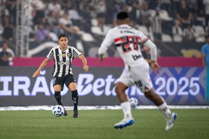Savarino, do Botafogo, em ação durante partida contra o São Paul no Nilton Santos pelo Brasileirão