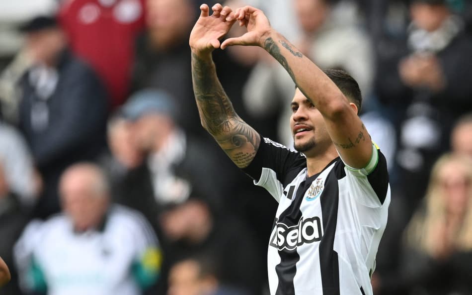 Manchester United é humilhado pelo Newcastle com gol brasileiro e show de Barnes