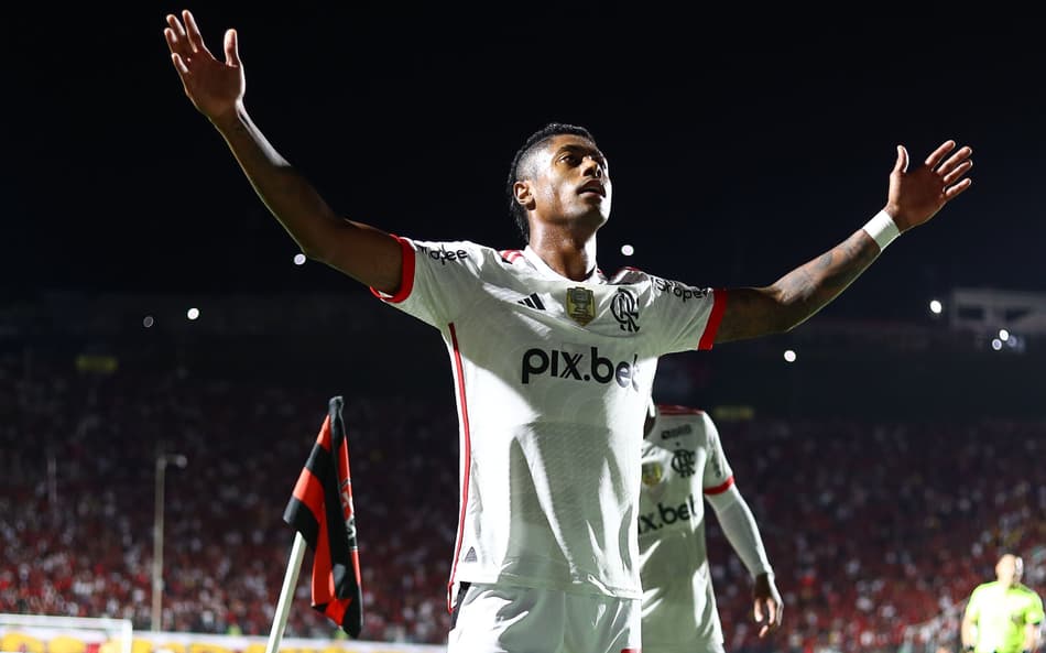 Bruno Henrique aparece como ‘herói do povo’ no álbum do Mundial de Clubes