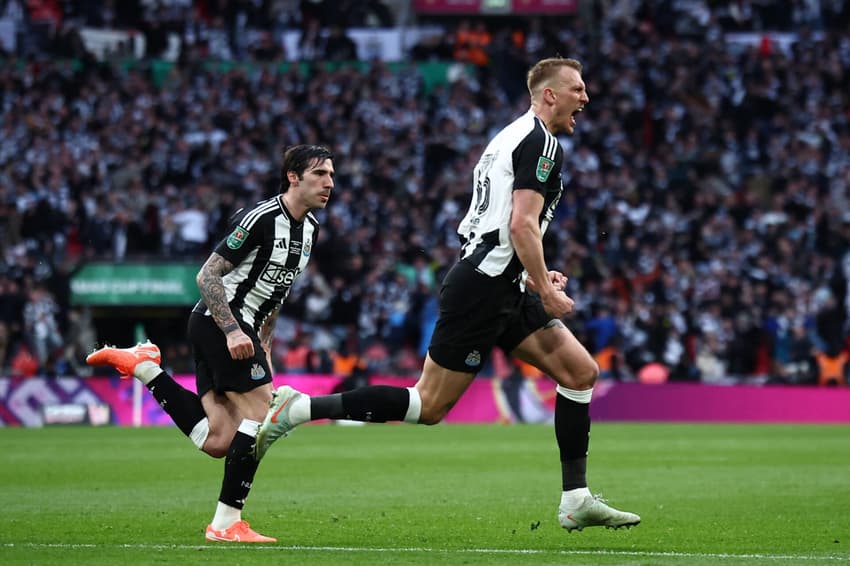 Burn comemora gol pelo Newcastle na final da Copa da Liga Inglesa contra o Liverpool