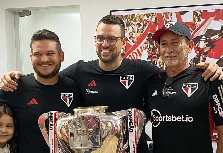 São mais de 20 anos de parceria e várias conquistas realizadas dorivaljroficial .Vencer a primeira copa do Brasil com este gigante saopaulofc é algo que não tem tamanho. É uma honra fazer parte des