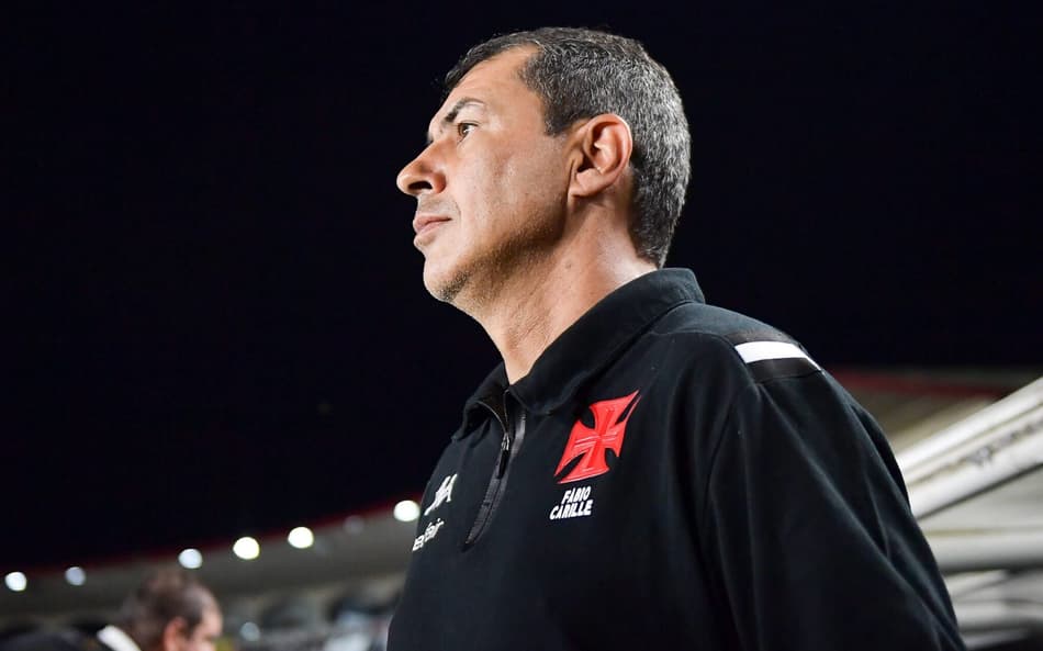 Atitude de Carille enquanto é xingado após Vasco x Lanús irrita torcedores