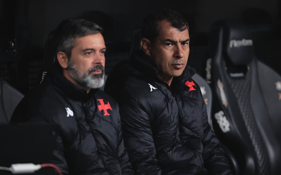 Torcida do Vasco questiona atitude de Carille: ‘Parece até piada’