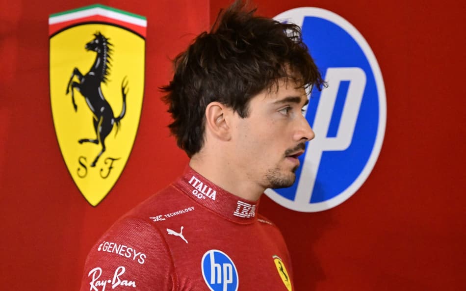 Vídeo: Espelho da Ferrari de Leclerc solta e é lançado no ar em Bahrein na F1 2025