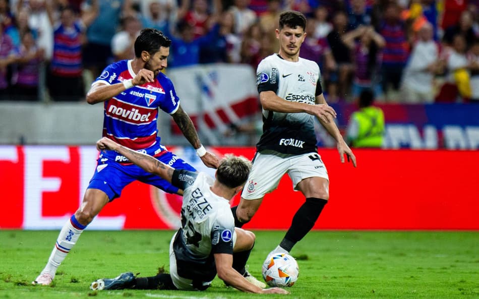 Comentarista de arbitragem aponta erro em lance polêmico de Fortaleza x Corinthians