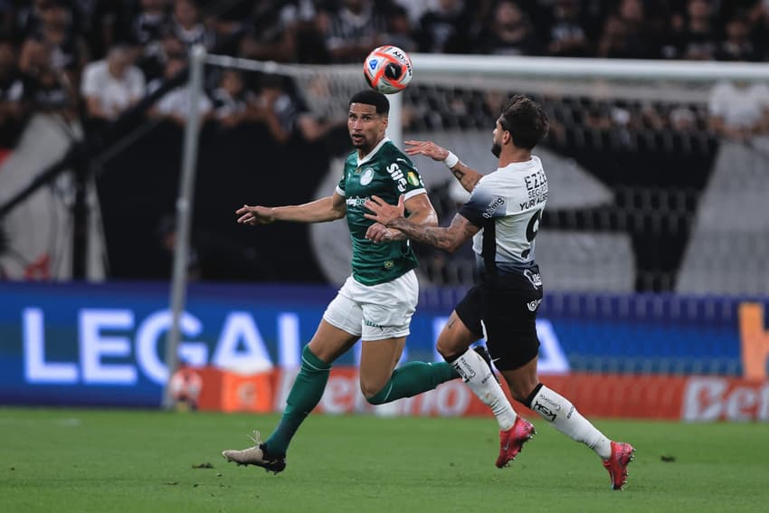 Yuri Alberto, do Corinthians, disputa lance com Murilo, do Palmeiras, na final do Paulista 2025, na Neo Química Arena