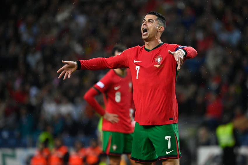 Cristiano Ronaldo reclama com a arbitragem em Portugal x Polônia (Foto: Miguel Riopa/AFP)