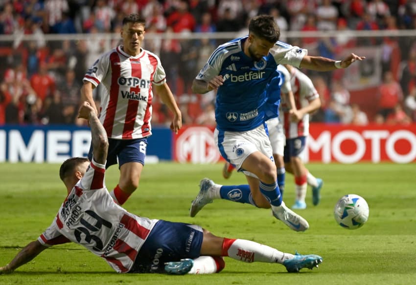 Lautaro Díaz em ação no jogo do Cruzeiro contra o Unión Santa Fé
