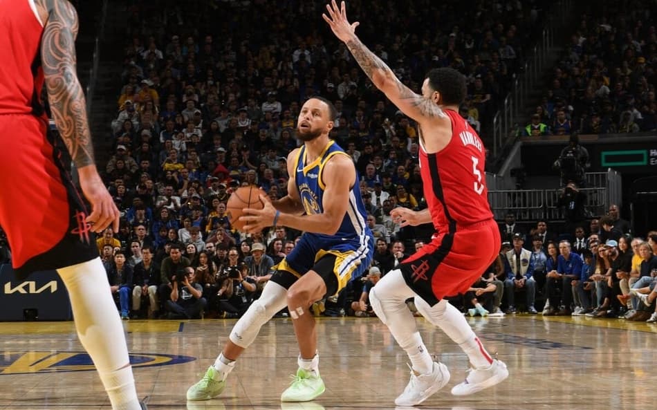 Stephen Curry responde provocação de técnico do Rockets